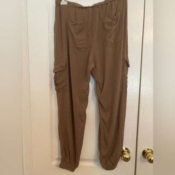 ✨NWOT✨ Tan Slouchy Drawstring Cargo Joggers- Size M🤍 - Picture 3 of 3